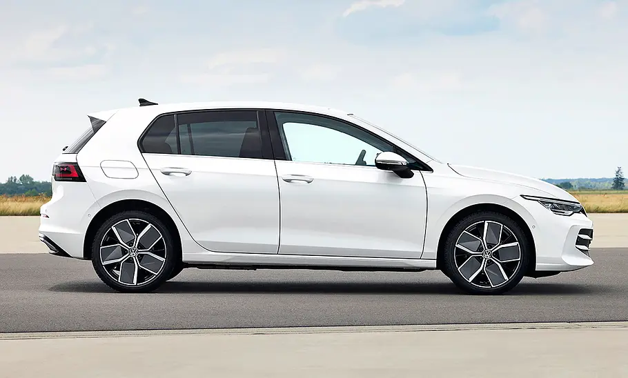 Das VW Golf 8 Facelift (2024) von der rechten Seite fotografiert.