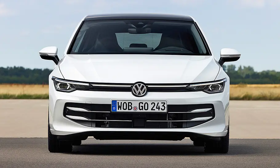 Das VW Golf 8 Facelift (2024) von vorne fotografiert.