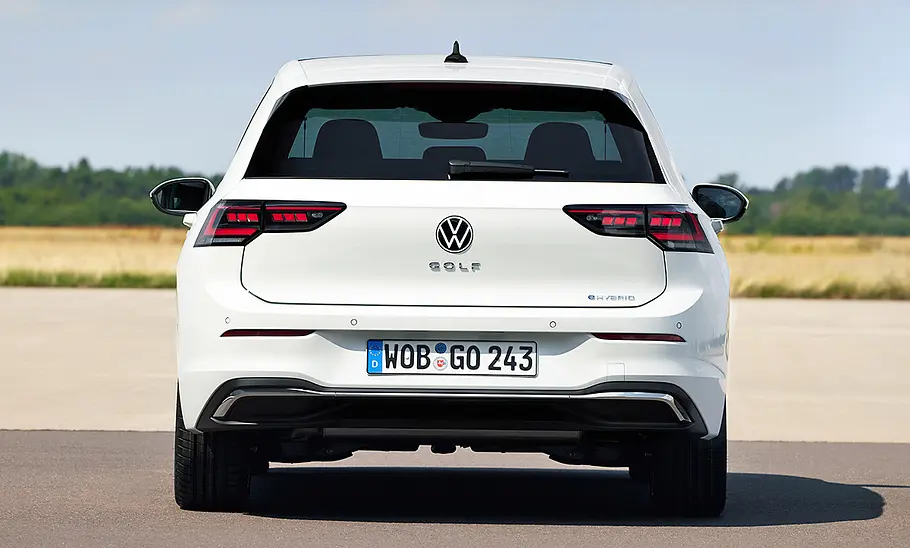 Das VW Golf 8 Facelift (2024) von hinten fotografiert.