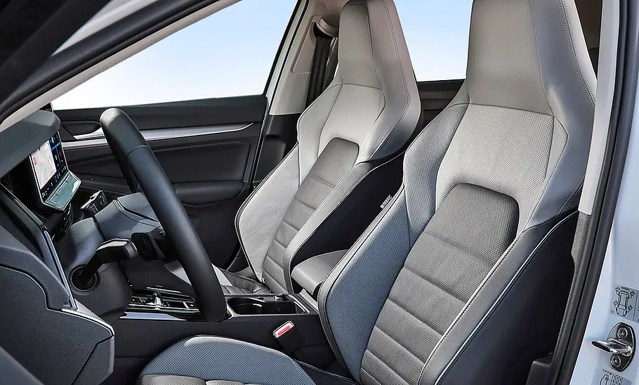 Die Vordersitze des VW Golf 8 Facelift (2024).