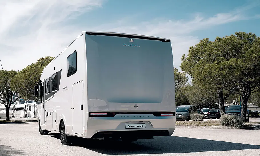 Adria Supersonic 780 SL (2023) Rückansicht schräg hinten