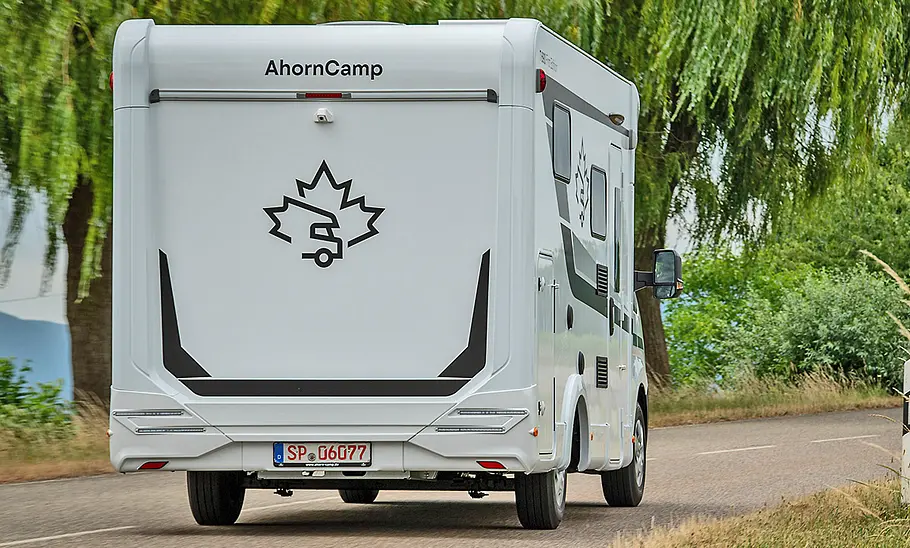 Ahorn Camp T 690 First Edition (2025) Rückansicht des fahrenden Ahorn Camp T 690 First Edition mit großem AhornCamp-Logo.