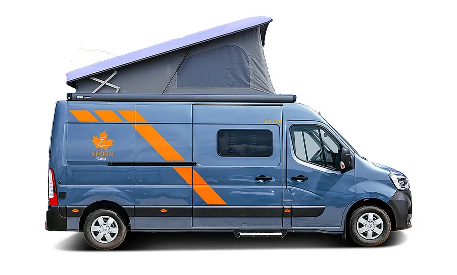 Ahorn Camp Van 620 Plus (2024) vor weißem Hintergrund, das Dach ist aufgestellt. Ansicht von rechts.