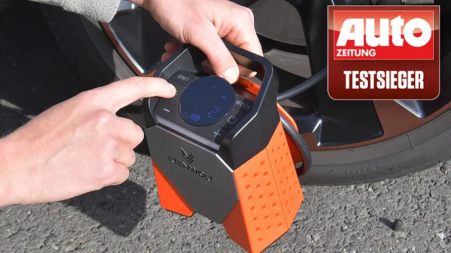 Testerhände mit Etenwolf Zephyr S3, fotografiert von der Seite. Akku-Luftpumpe Etenwolf Zephyr S3 im Test