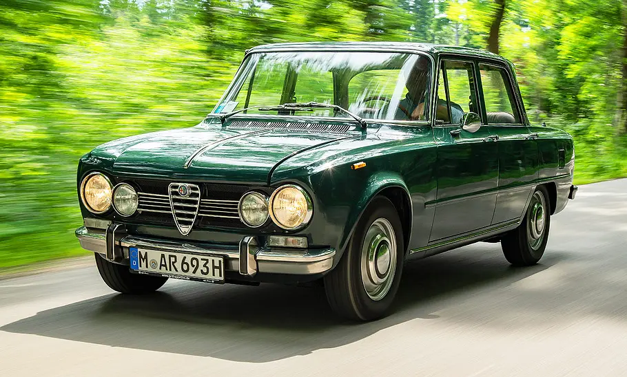 Alfa Romeo Giulia Super Blick von schräg vorne auf den fahrenden Alfa Romeo Giulia Super.