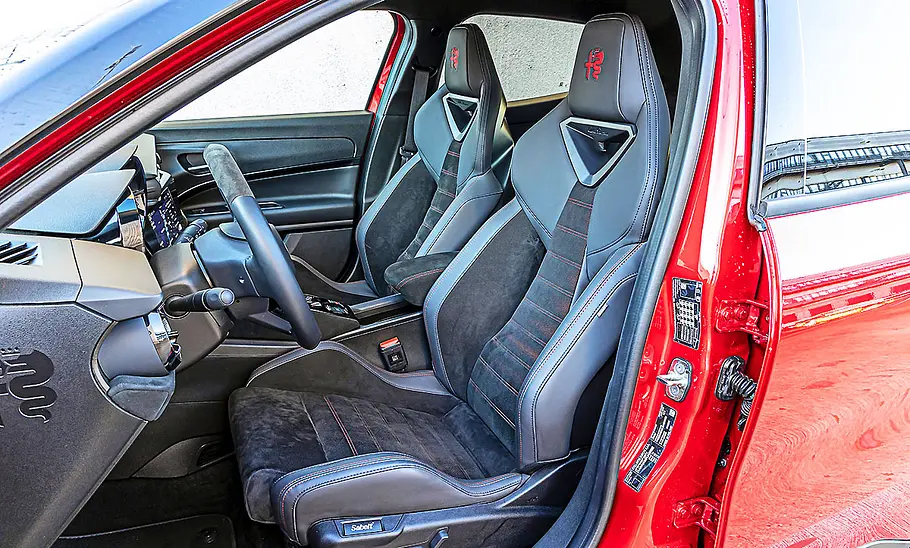 Alfa Romeo Junior Elettrica Blick auf die Vordersitze im Innenraum des Alfa Romeo Junior Elettrica.