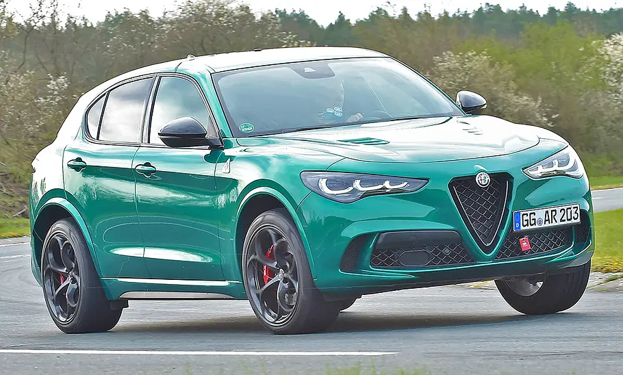 Alfa Romeo Stelvio Quadrifoglio Q4; eine Kurve fahrend von vorne links