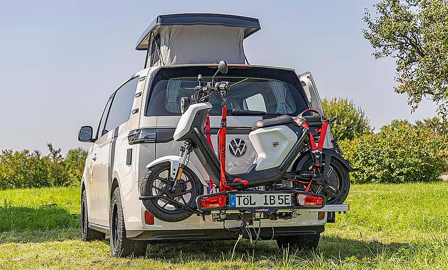 Alpincamper ID. Buzz (2025) Die Außenaufnahme zeigt den Alpincamper ID. Buzz (2025) statisch von schräg hinten links.