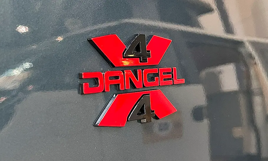 Alpincamper Peugeot Partner 4x4 (2025) Die Außenaufnahme zeigt das Dangel-Logo auf dem Kotflügel des Alpincamper Peugeot Partner 4x4 (2025) im Detail.