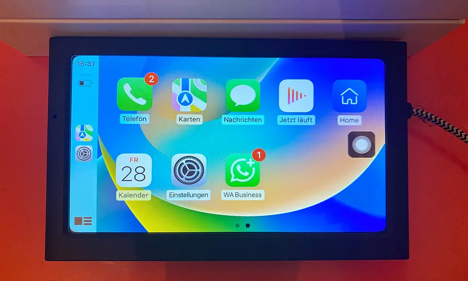 Der Krunia Car Display 7 Zoll im CarPlay-Hauptmenü, fotografiert von oben.