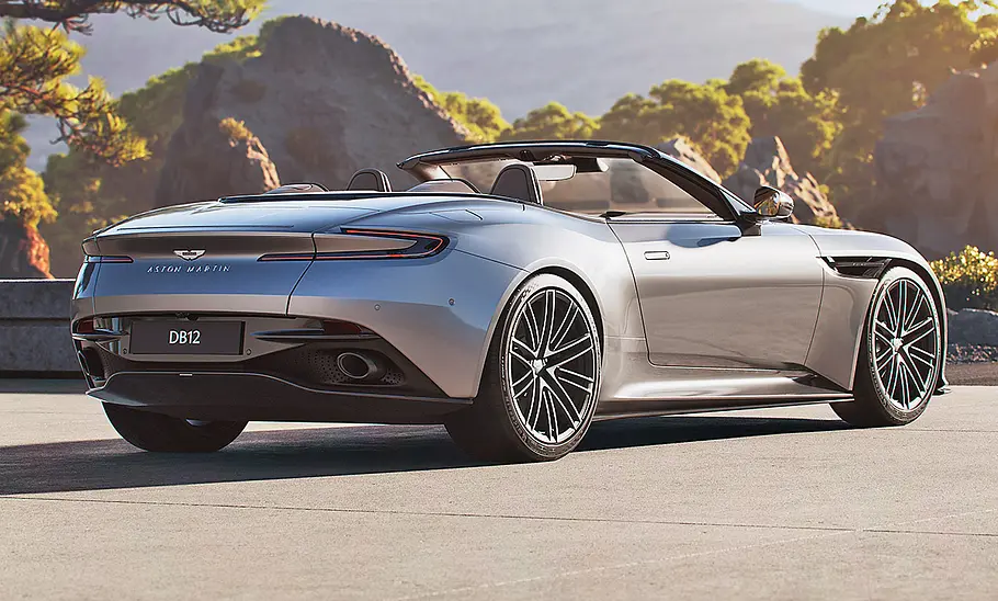 Aston Martin DB12 Volante (2023) Der Aston Martin DB12 Volante (2023) stehend von schräg hinten fotografiert.