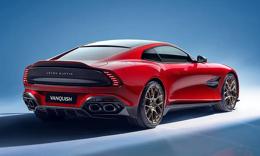 Aston Martin Vanquish (2024) Der Aston Martin Vanquish (2024) steht in Studioumgebung, von hinten rechts fotografiert.