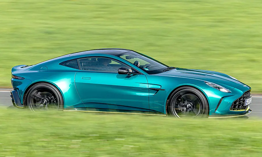 Aston Martin Vantage V8 fährt geradeaus, von der rechten Seite fotografiert.