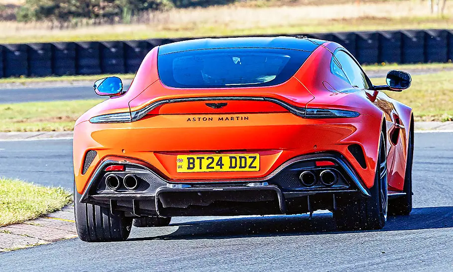 Der Aston Martin Vantage V8 fahrend von hinten fotografiert.