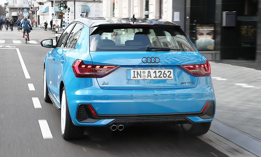 Audi A1 (2018) Der Audi A1 (2018) fährt durch eine Innenstadt, von hinten fotografiert.