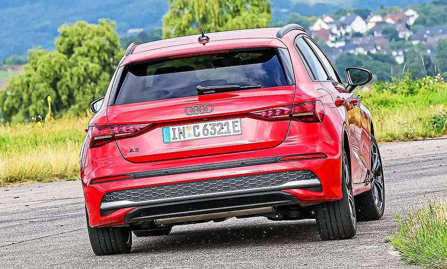 Blick von hinten auf den fahrenden Audi A3.