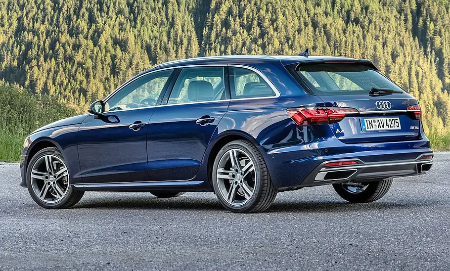 Der Audi A4 Avant (2019) steht vor einem Waldpanorama, von hinten links fotografiert.