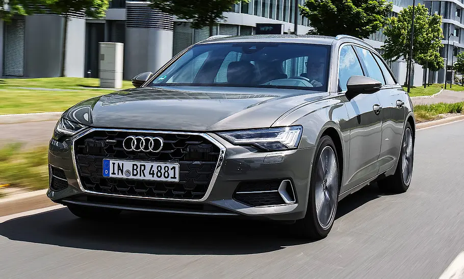 Audi A6 Avant; fahrendes Auto; Außenansicht; Frontansicht