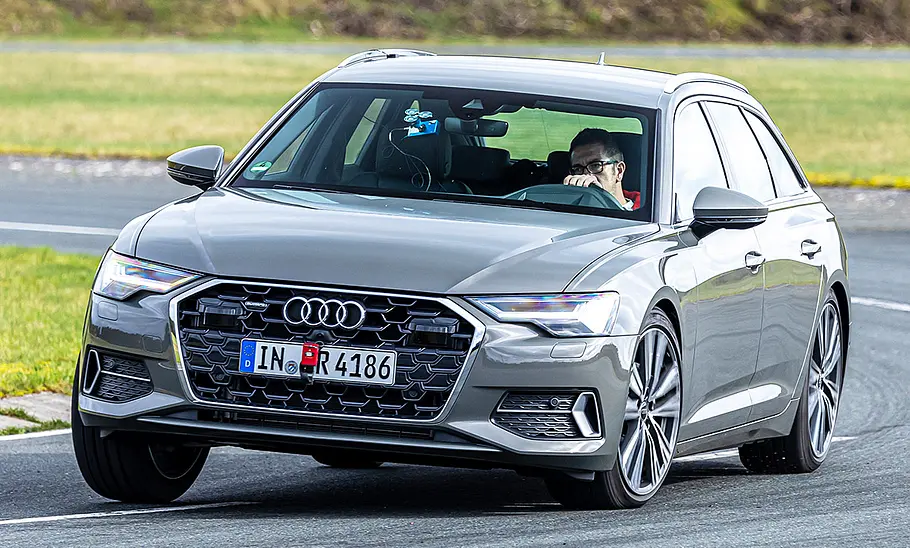 Audi A6 Avant; fahrend von vorne rechts