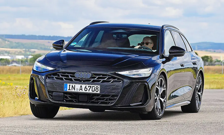 Blick von schräg vorne auf den Audi A6 Avant.