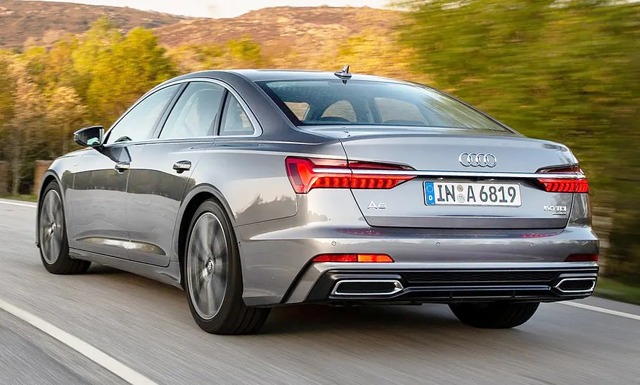 Audi A6 (2018); fahrend von hinten links