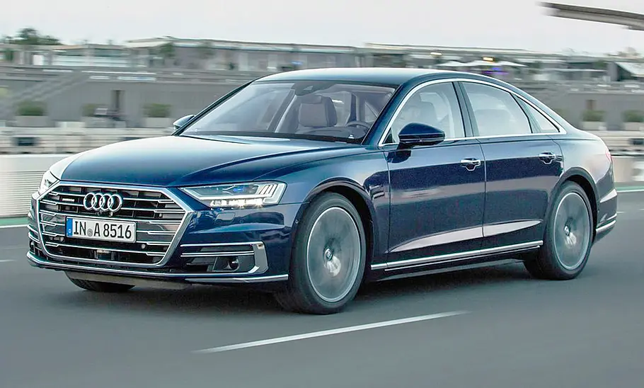 Audi A8 (2017); fahrend von vorne rechts