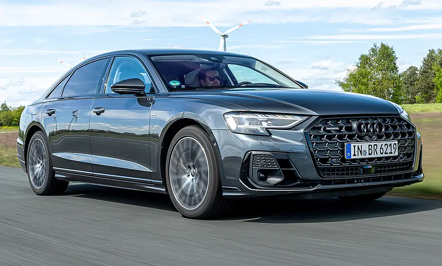 Audi A8 L; fahrend von vorne links