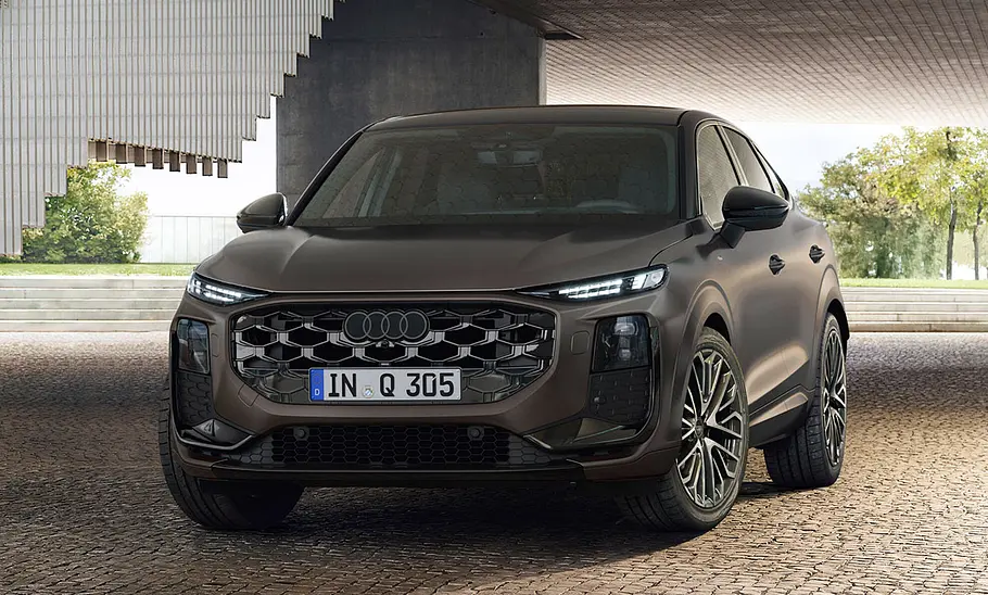 Audi Q3 Sportback 2025 stehend, fotografiert von schräg vorn.