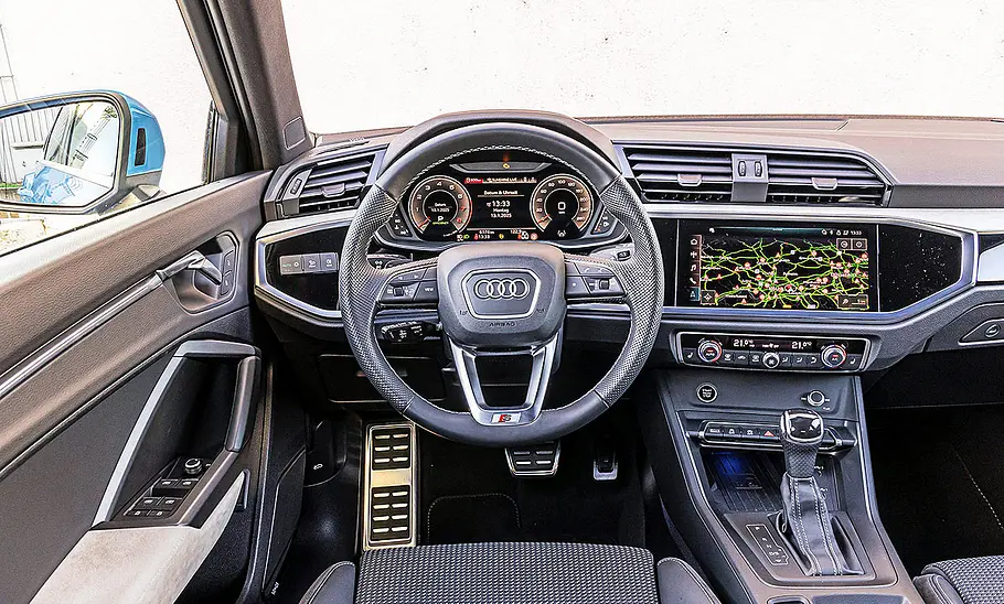 Blick auf die Armaturen im Innenraum des Audi Q3 Sportback.