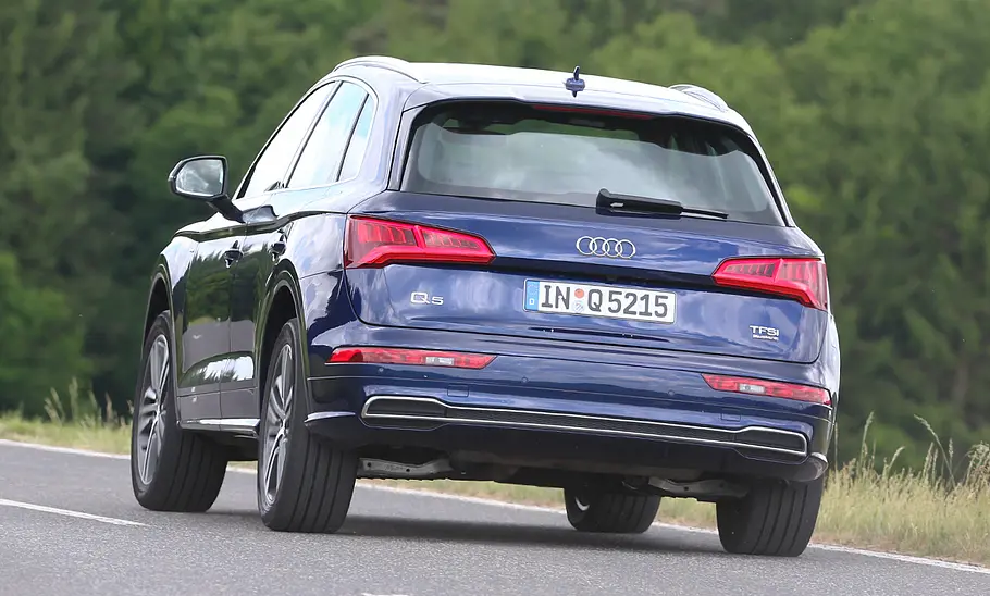 Der Audi Q5 (2017) fährt durch eine Linkskurve, von hinten fotografiert.