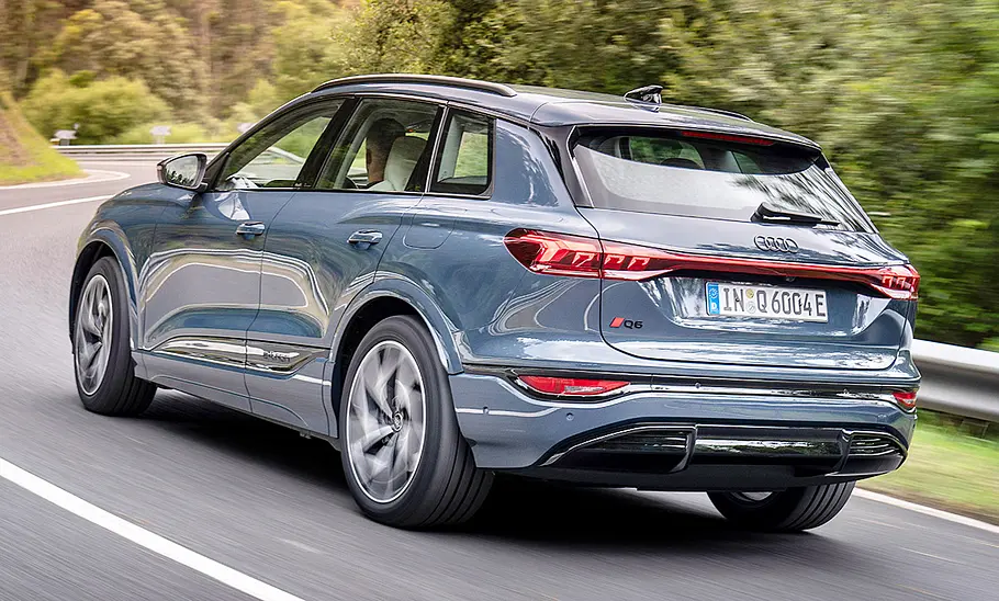 Audi Q6 e-tron (2024) Audi Q6 e-tron (2024); fahrend, schräg hinten