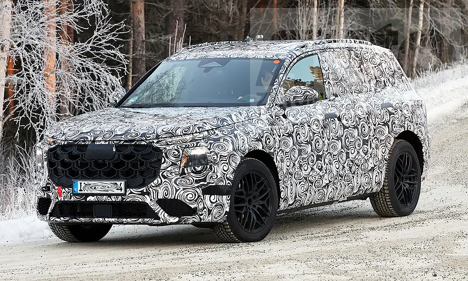 Der Audi Q7 (2025) fährt als Erlkönig durch eine verschneite Gegend; von vorne links fotografiert.