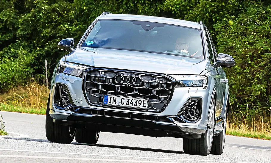 Audi Q7 Blick von vorne auf den fahrenden Audi Q7.