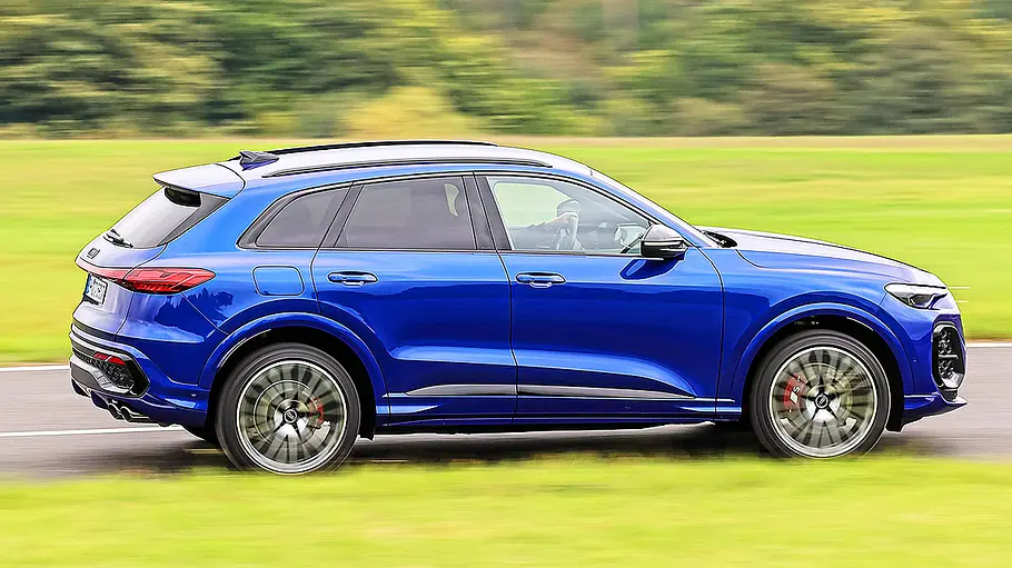 Audi SQ5 Blick von der Seite auf den fahrenden Audi SQ5.