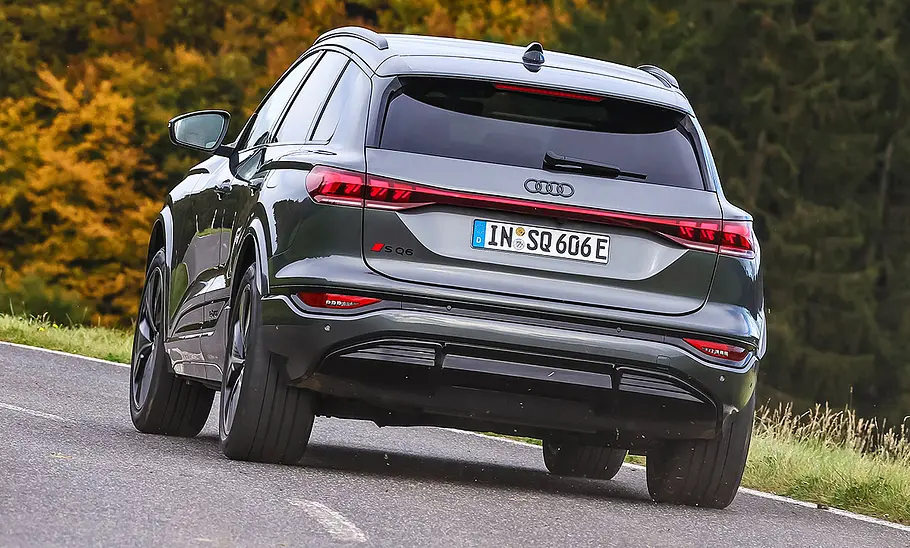 Audi SQ6 e-tron fährt auf asphaltierter Straße, fotografiert von hinten.