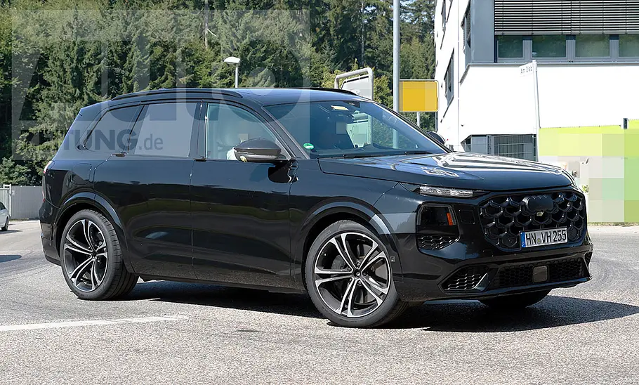 Audi SQ7 (2026) Der Audi SQ7 (2026) biegt als Erlkönig auf eine Landstraße ein, von vorne rechts fotografiert.