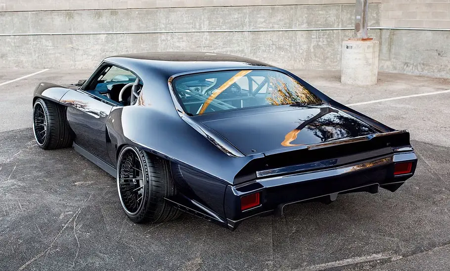 Der Chevrolet Chevelle Blazin Rodz Doughboy statisch von schräg hinten fotografiert.