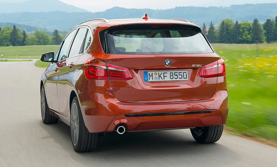 BMW 2er Active Tourer (2018); fahrend von hinten links