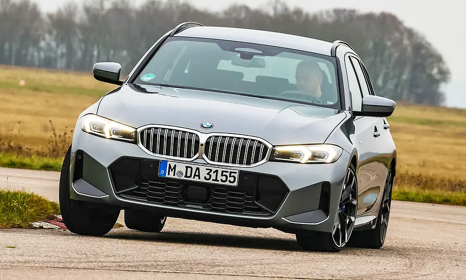 Blick von vorne auf den fahrenden BMW 330i Touring.