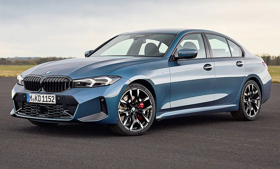 Das BMW 3er Facelift (2024) steht auf Asphalt, von vorne links fotografiert.