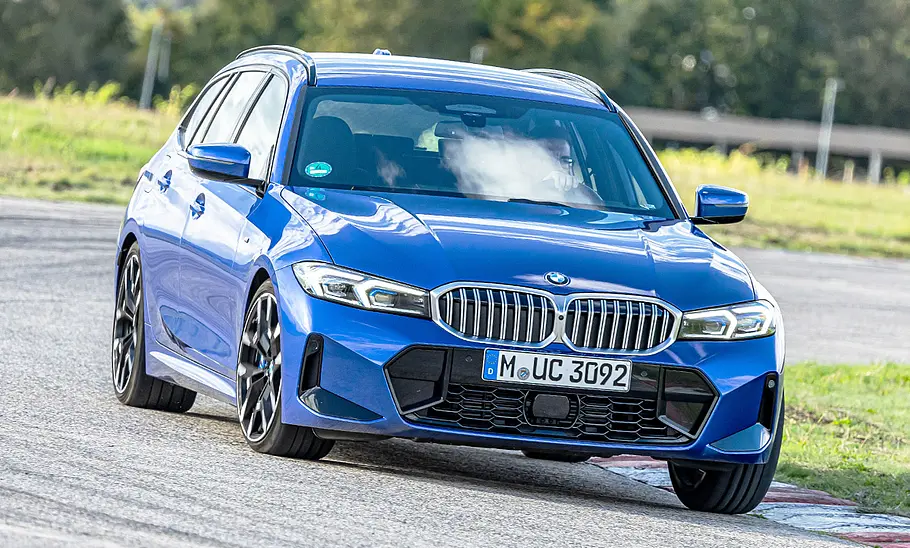 BMW 3er Touring Der BMW 3er Touring fährt durch eine Linkskurve, von vorne rechts fotografiert.