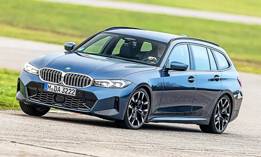 Blick von schräg vorne auf den fahrenden BMW 3er Touring.
