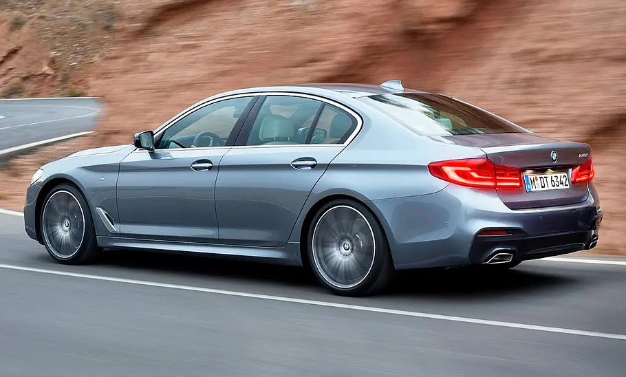 BMW 5er; fahrend von hinten links
