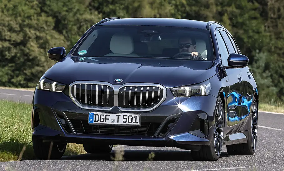 BMW 5er Touring; fahrend von vorne rechts