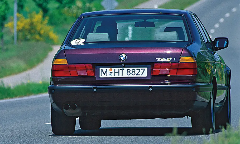 BMW 730i/740i (E32) BMW 740i fahrend von hinten