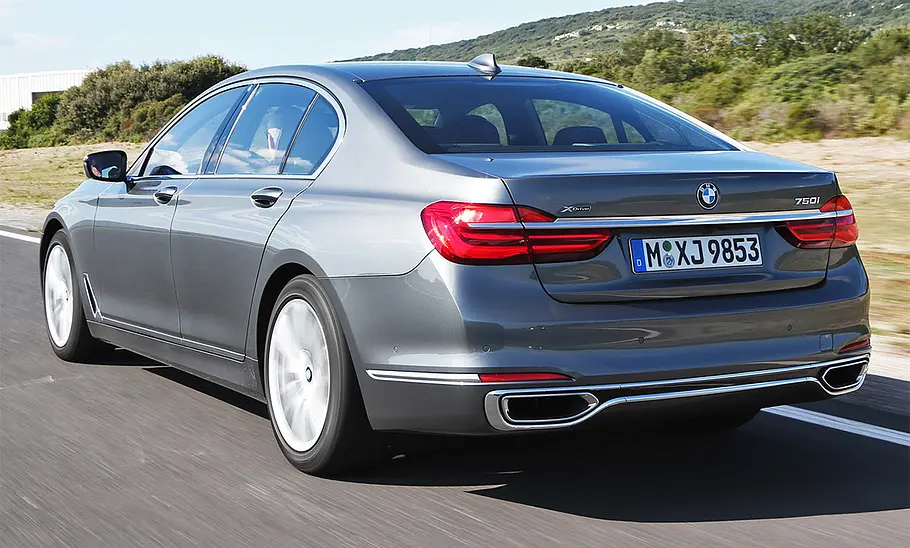 BMW 7er BMW 7er fahrend, Ansicht von hinten links