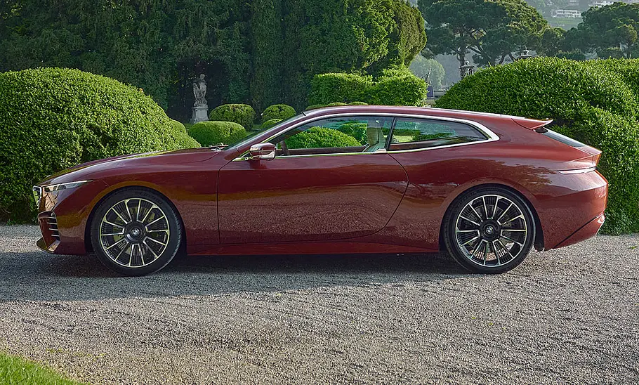 Das BMW Concept Speedtop (2025) steht in einem Park, von links fotografiert.