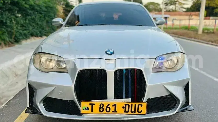 Zwischen der Frontmaske und der Motorhaube des getunten BMW 1er Tuning klaffen große Lücken.