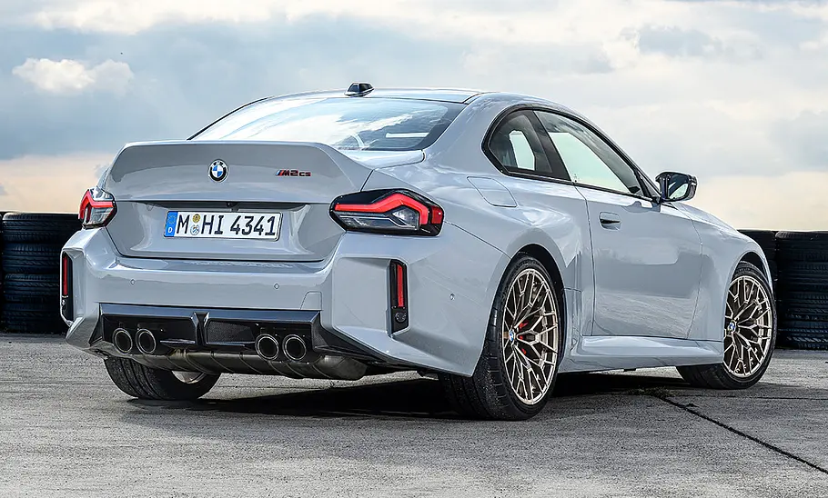 Der BMW M2 CS (2025) statisch von hinten rechts fotografiert.
