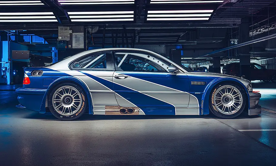 BMW M3 GTR (E46) mit Need for Speed Most Wanted-Folierung, von der rechten Seite fotografiert.